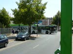Als Wagen 8300 setzt die stra diesen Solaris Urbino 18 Hybrid Bus ein.Schon von weiten ist er von den anderen Stadtbussen durch seine Dachaufbauten zu unterscheiden. Hier ist er auf der Linie 124 zum Stadtfriedhof Misburg an der Hst. Am Brabrinke.
