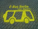 SOLARIS Urbino 12 electric. Der kurze Film entstand an der Ladestation Hertzallee in Berlin-Charlottenburg. Es ist eine von drei Schnelladestationen. Durch die induktive Ladetechnik werden die Busse während des Betriebs (an den Endhaltestellen) kontaktlos aufgeladen. Die Ladezeit beträgt 4 bis 7 Minuten. Die vier E-Busse verkehren auf der Linie 204 zwischen den Bahnhöfen Zoo und Südkreuz. Die Strecke durch die Innenstadt ist 6,1 km lang. Der URBINO 12 electric befördert bis zu 70 Fahrgäste. Das Antriebssystem stammt von der Fa. Vossloh-Kiepe. Der Asynchronmotor verfügt über 160kW/218 PS Leistung. Vmax beträgt 65 km/h. Die Batterien sind Lithium-Ionen-Batterien. Die Kapazität beträgt 90kWh. Die Betriebsspannung ist 660 Volt. Nachtrag: Nach einer Meldung von eurotransport.de vom 25.06.2019 hat die BVG weitere 90 Elektrobusse vom Typ New Urbino 12 Electric bei SOLARIS bestellt. Die Auslieferung soll im Frühjahr 2020 beginnen. Video:01.09.2015