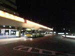 Ein Solaris-Gelenkbus auf der Linie X9 am Flughafen Tegel um 22:30 Uhr.