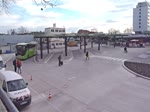Am ZOB Berlin (Zentraler Omnibus Bahnhof) am Messedamm/Masurenallee in Berlin-Charlottenburg wurde der erste Bauabschnitt so gut wie abgeschlossen. Es sind zahlreiche neue Haltestellen auf einem früheren Parkplatz entstanden. Während meines Beobachtungszeitraums fuhr leider kein Bus in/aus die/den neuen Haltebuchten. Der Verkehr wurde im Video-Hintergrund auf dem alten Teil des ZOB abgewickelt. Aber das wird bald Geschichte sein. Im nun folgenden zweiten Bauabschnitt wird der ältere Teil des ZOB umgebaut. Video: 24.11.2017