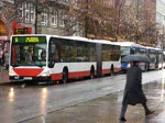 Wg.7602 vom Typ MB Citaro G der HHA auf der Linie 6 nach U.Borgweg wird von wg.8507 vom Typ Van Hool AGG 300 mit EuroEyes Werbung berholt am Hbf/Mnckebergstrae.