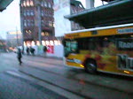 Auf diesem Video ist ein Citaro Erdgasbus zu sehen. Der Bus ist ein Gelenkbus und trägt seit kurzem Werbung des Privaten Radio Anbieters Radio Salü 1001.7. Das Video habe ich am 28.01.2010 in Saarbrücken am Hauptbahnhof aufgenommen.