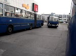 Ich stehe gerade zwischen 4 Ikarus 260 Busse an der Haltestelle Örs vezér tere und der fünfte Ikarus 260 fährt hier an mir vorbei. Aufgenommen am 20.10.2007