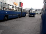 Ich stehe gerade zwischen 4 Ikarus 260 Busse an der Haltestelle rs vezr tere und der fnfte Ikarus 260 fhrt hier an mir vorbei. Aufgenommen am 20.10.2007