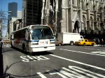 Ein Motor Coach Industries (MCI) an der St. Patrick's Cathedral in New York City.