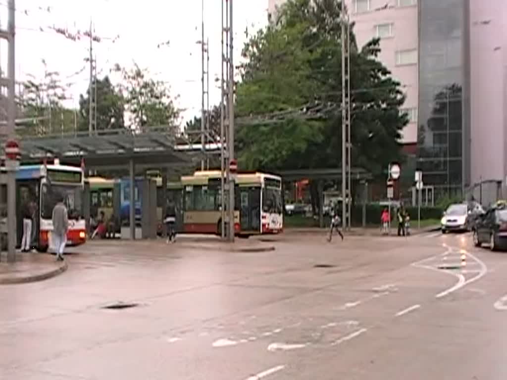 Verkehr (II) vor dem Salzburger Bahnhof am 06/08/2010