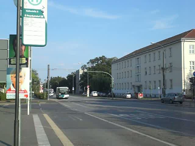 Volvo-Gelenkbus auf Betriebsfahrt am Potsdamer Hauptbahnhof.